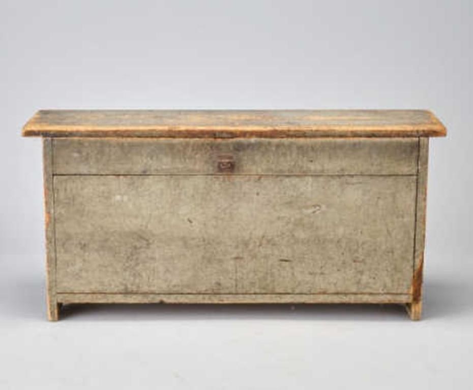 STORAGE BENCHA pine storage box /