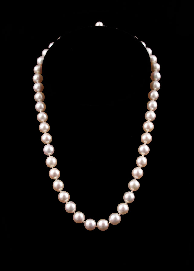 STRAND OF CULTURED PEARLS: 16''