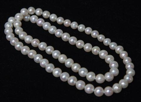 STRING OF CULTURED WHITE PEARLS the