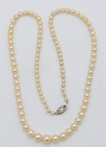 STRING OF GRADUATED PEARLS