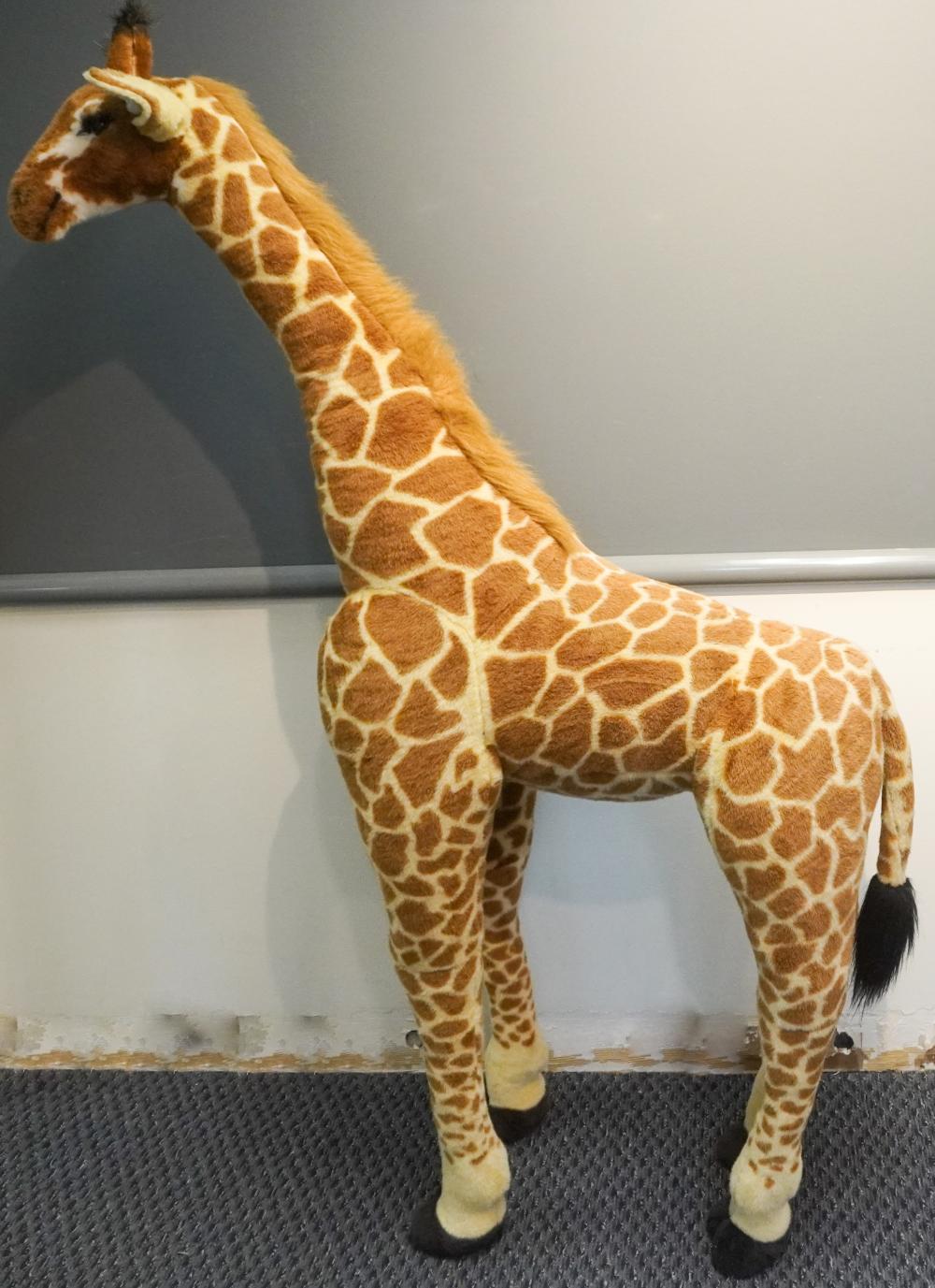 STUFFED ANIMAL GIRAFFE, H: 68 IN.