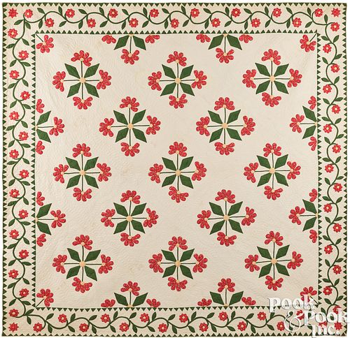 STUFFED FLORAL APPLIQUé QUILT,