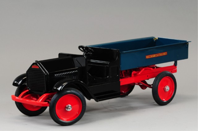 STURDITOY CONTRACTOR'S DUMP TRUCK