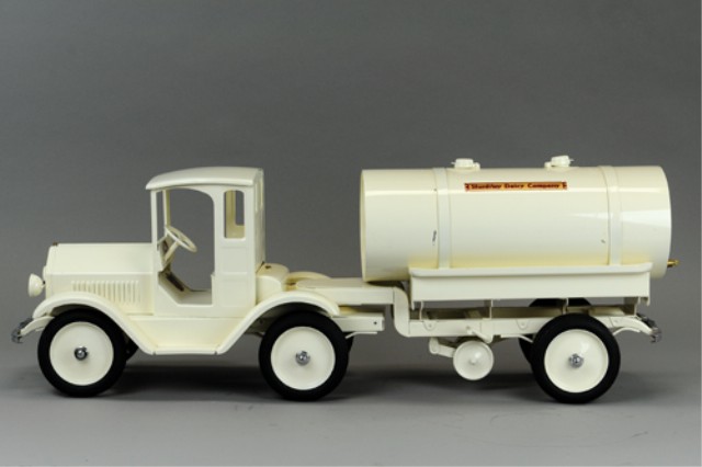 STURDITOY DAIRY TRUCK WITH TANKER