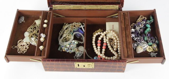 Sundry costume jewellery in a