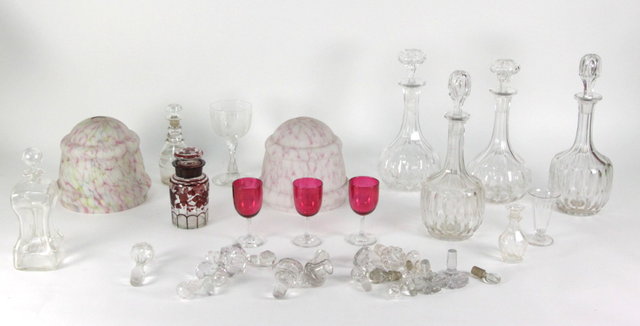Sundry glassware including