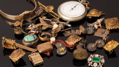 Sundry jewellery and a snuff box