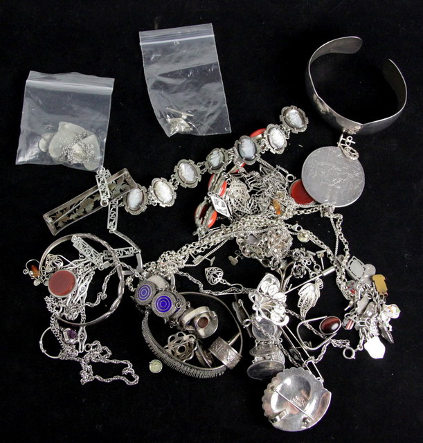 Sundry silver and white metal