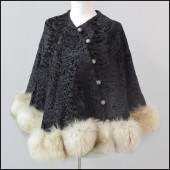 SWAKARA BROADTAIL CAPE. Trimme