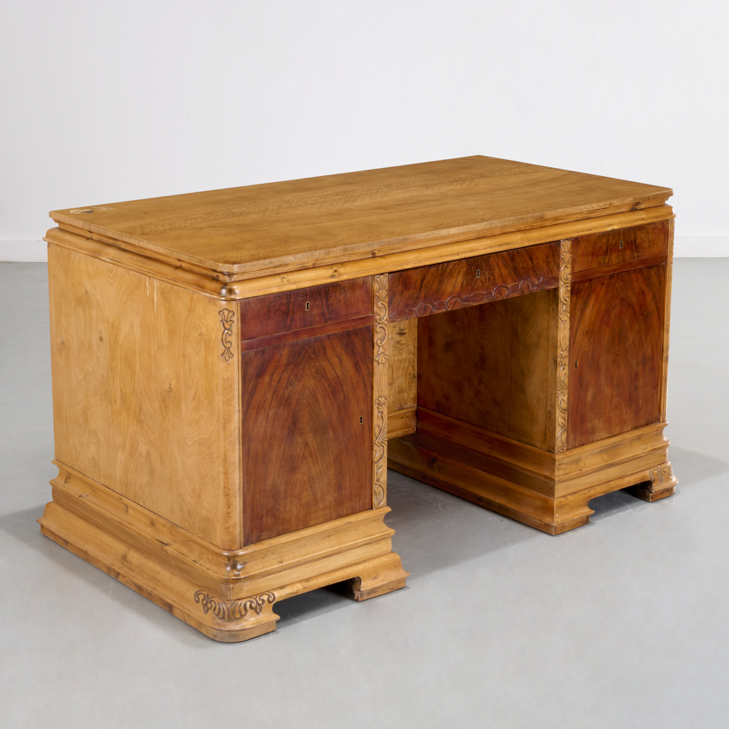 SWEDISH GRACE MOVEMENT PEDESTAL