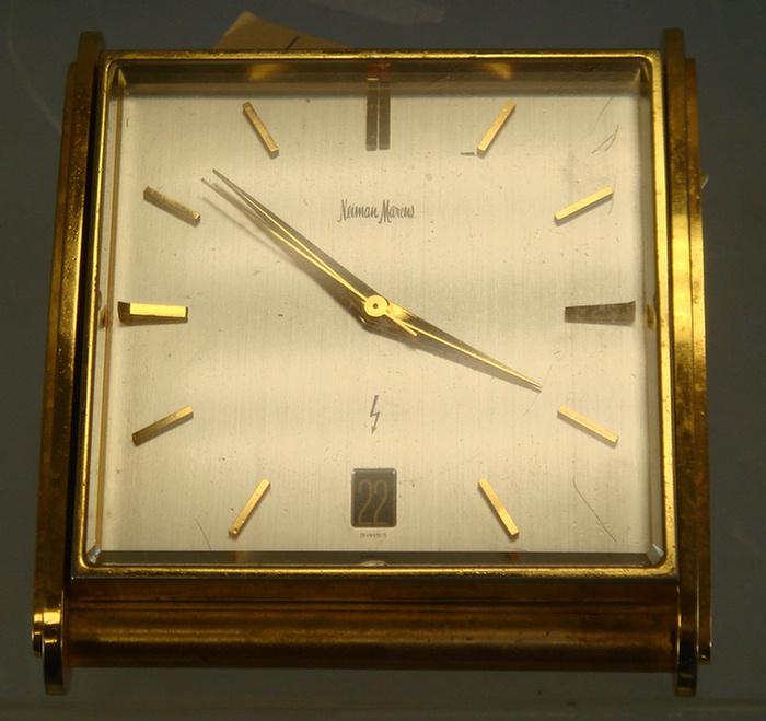 Swiss electro-mechanical desk clock
