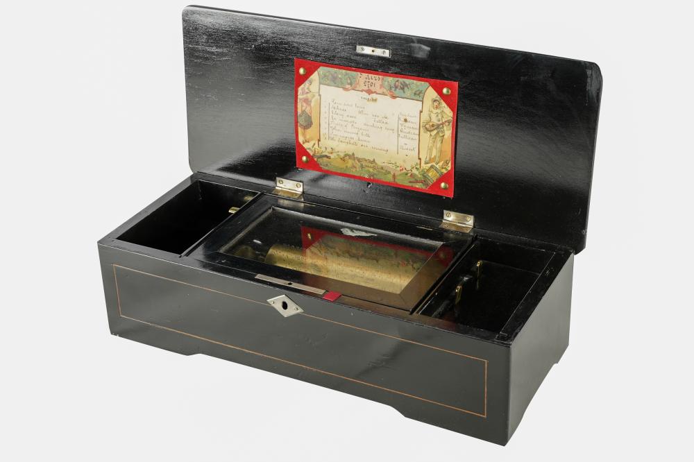 SWISS MUSIC BOXwith floral and