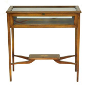 TABLE FORM VITRINE IN HEPPLEWH
