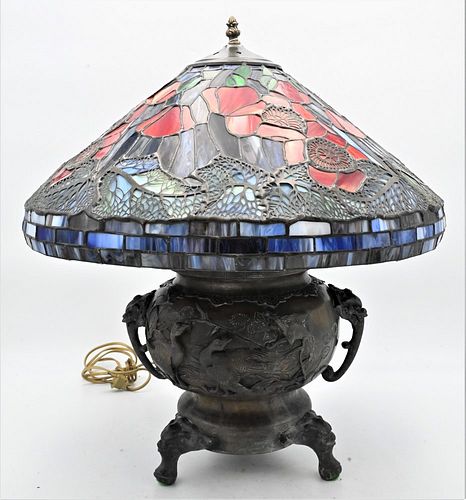 TABLE LAMP, HAVING SLAG GLASS SHADE
