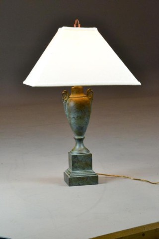 TABLE LAMP WITH COPPER FINISHAn urn