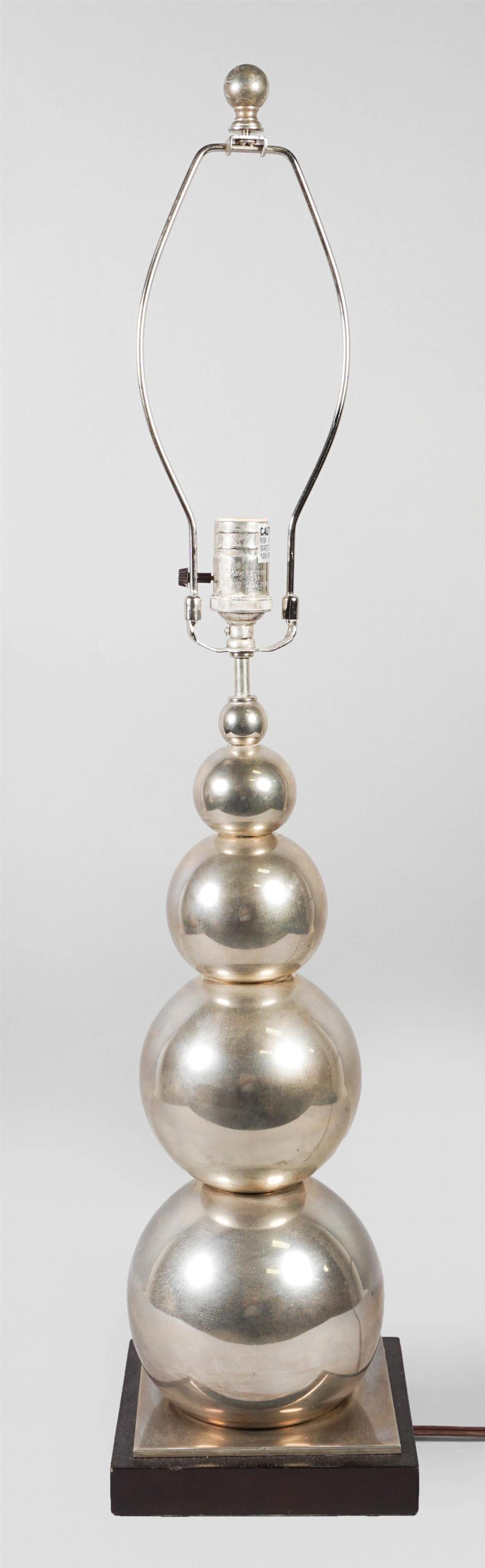 TABLE LAMP WITH STACKED METAL