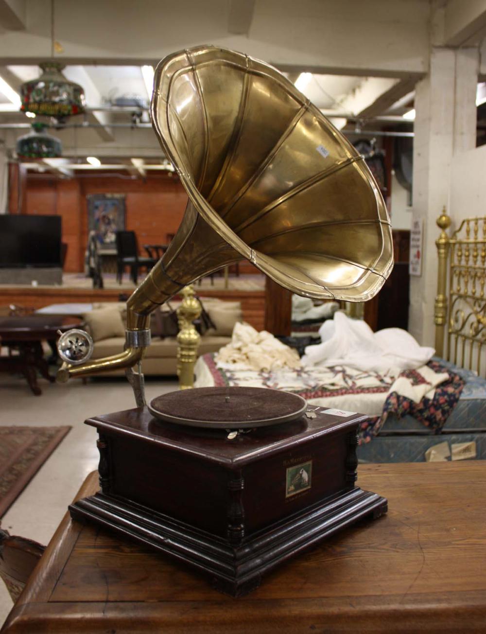 TABLE MODEL GRAMOPHONE DISC
