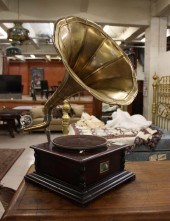 TABLE MODEL GRAMOPHONE DISC PH