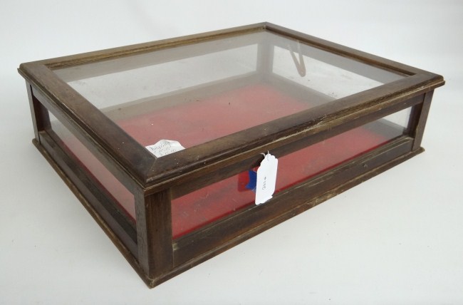 Table top Vitrine cabinet.