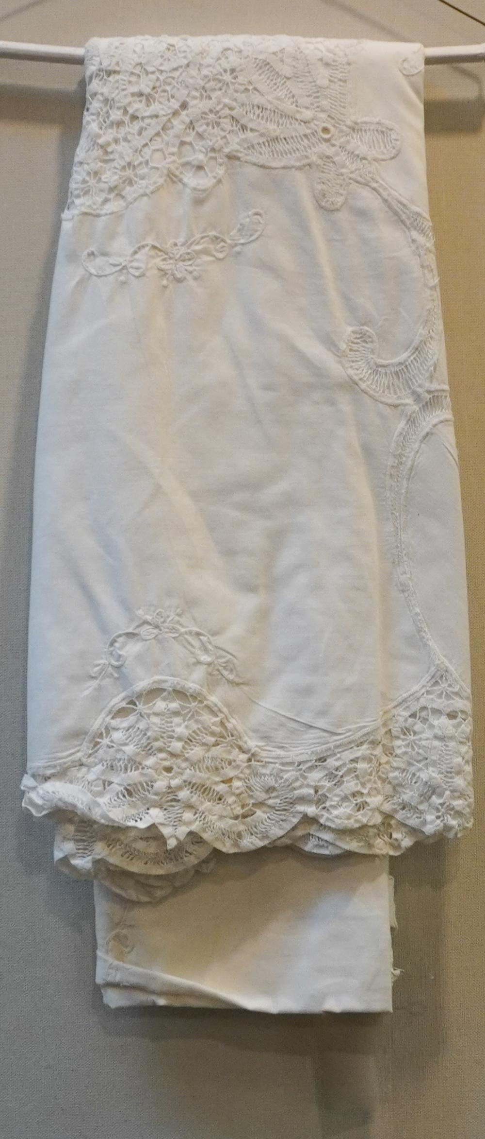 TABLECLOTH WITH FLORAL LACE