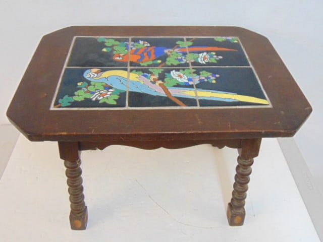 TAYLOR TILE TOP TABLE WITH PARROT