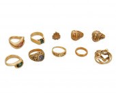 TEN VARIOUS GOLD RINGSTen vari