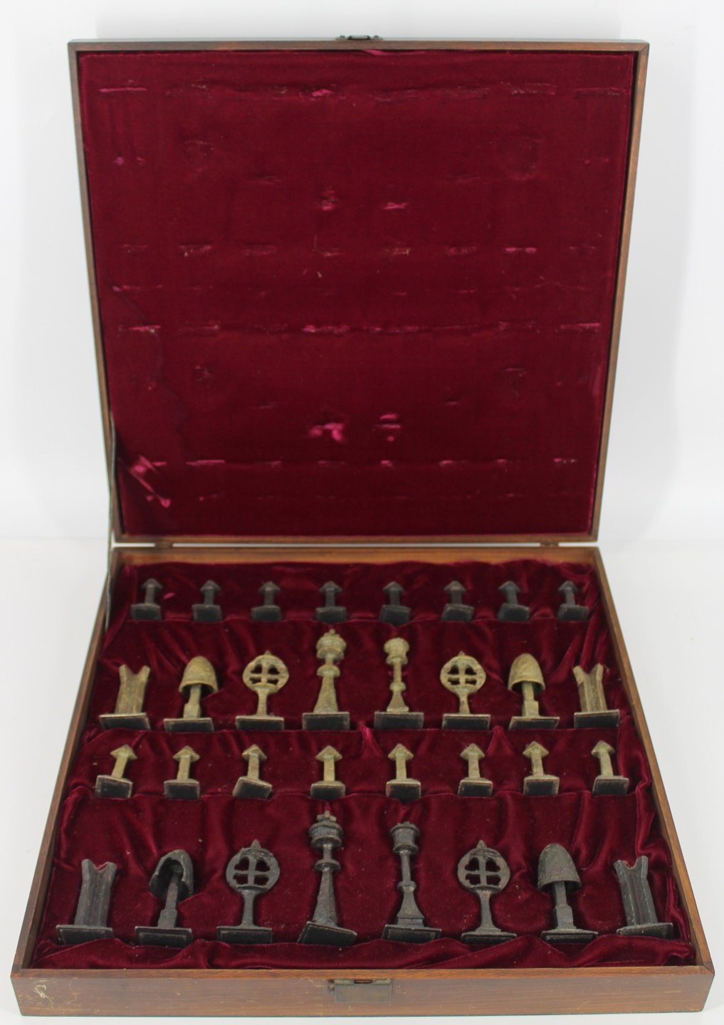 THE CHARLES MARTEL CHESS SET The