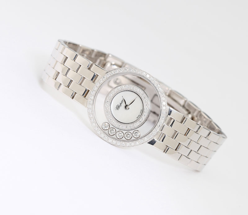 The circular mother of pearl dial