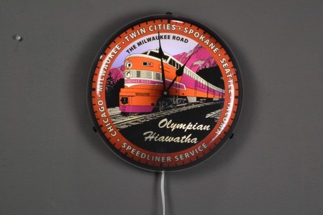 THE MILWAUKEE ROAD WALL CLOCKThe