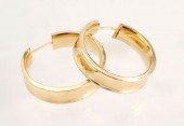 THE ULTIMATE GOLD HOOP EARRING
