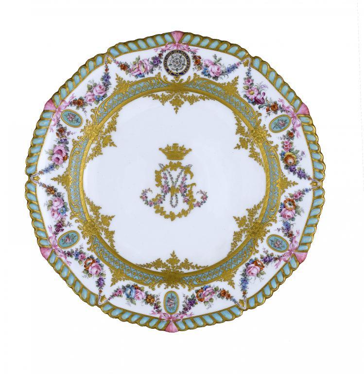 THE UNIQUE ROYAL CROWN DERBY