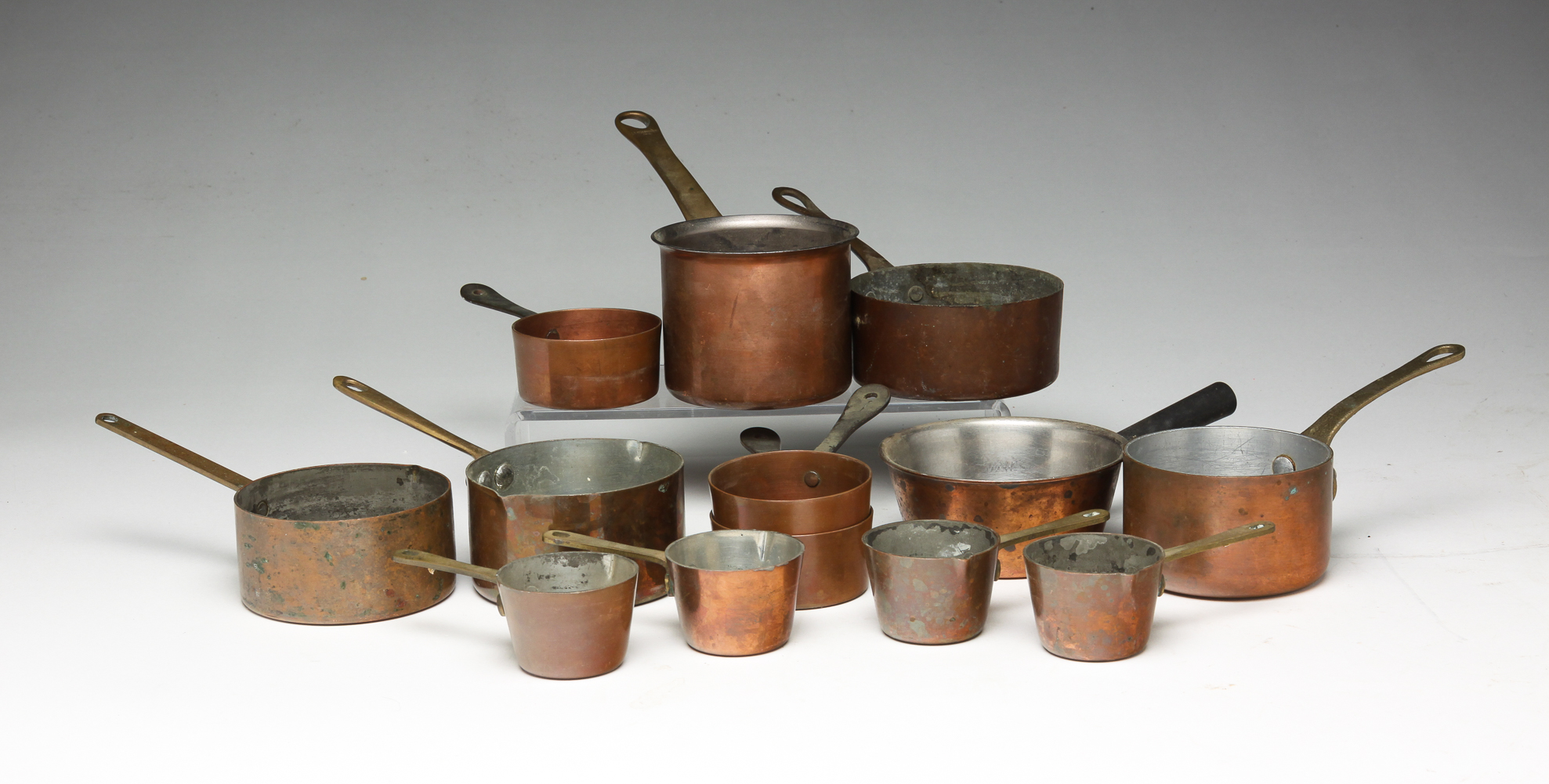 THIRTEEN SMALL COPPER PANS.