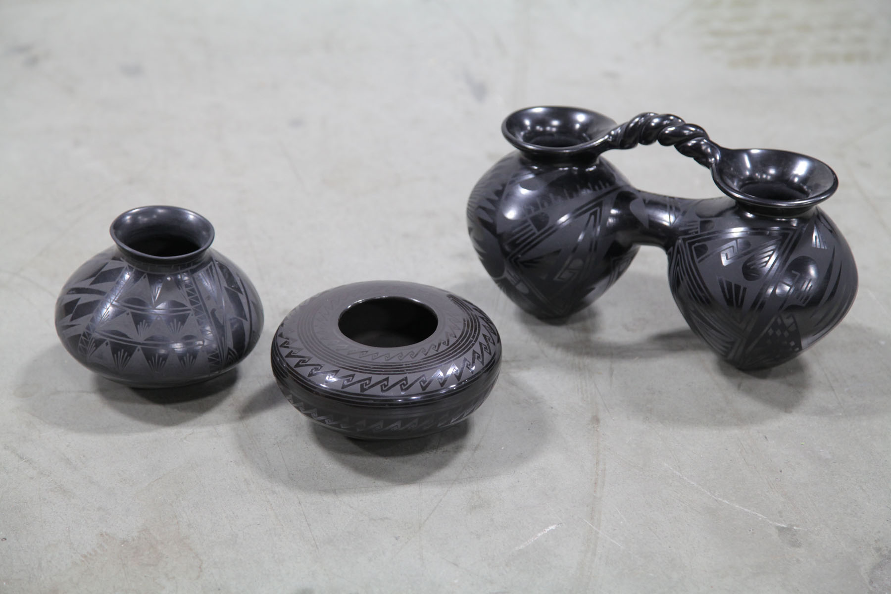 THREE AMERICAN INDIAN POTS. 