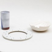 THREE ART POTTERY PIECESCompri