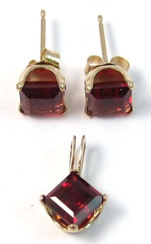 THREE ARTICLES OF GARNET JEWELRY