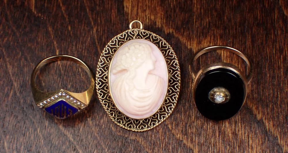 THREE ARTICLES OF TEN KARAT