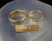 THREE ARTICLES OF YELLOW GOLD