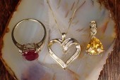 THREE ARTICLES OF YELLOW GOLD