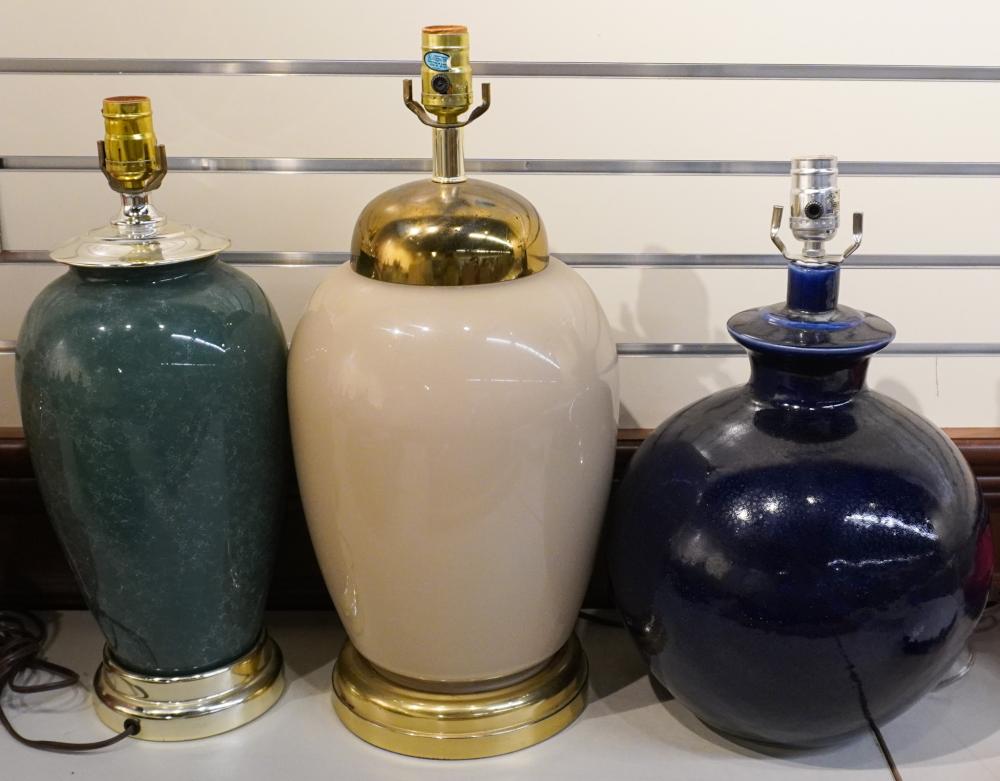 THREE ASSORTED TABLE LAMPS, H OF
