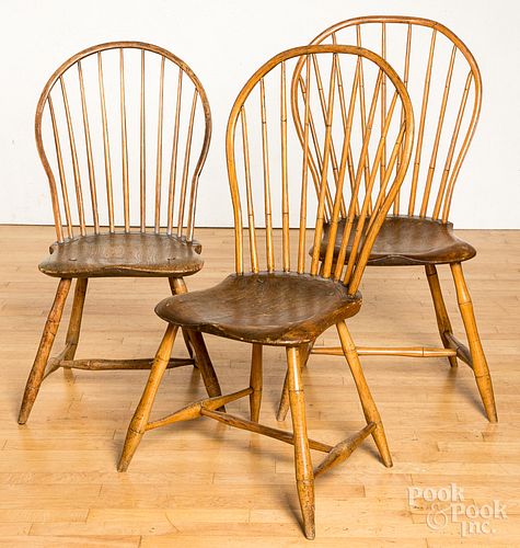 THREE BOWBACK WINDSOR CHAIRS, CA.