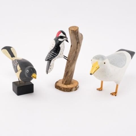 THREE CARVED BIRDSA lot of three