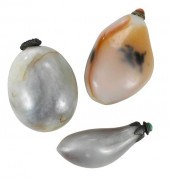 THREE CHINESE AGATE AND HARDST