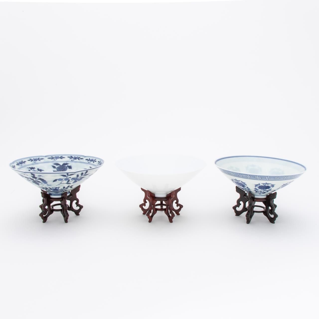 THREE CHINESE ANHUA BOWLS ON WOODEN
