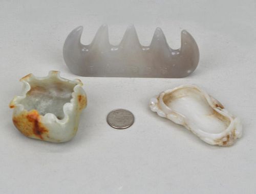 THREE CHINESE CARVED JADE/HARDSTONE