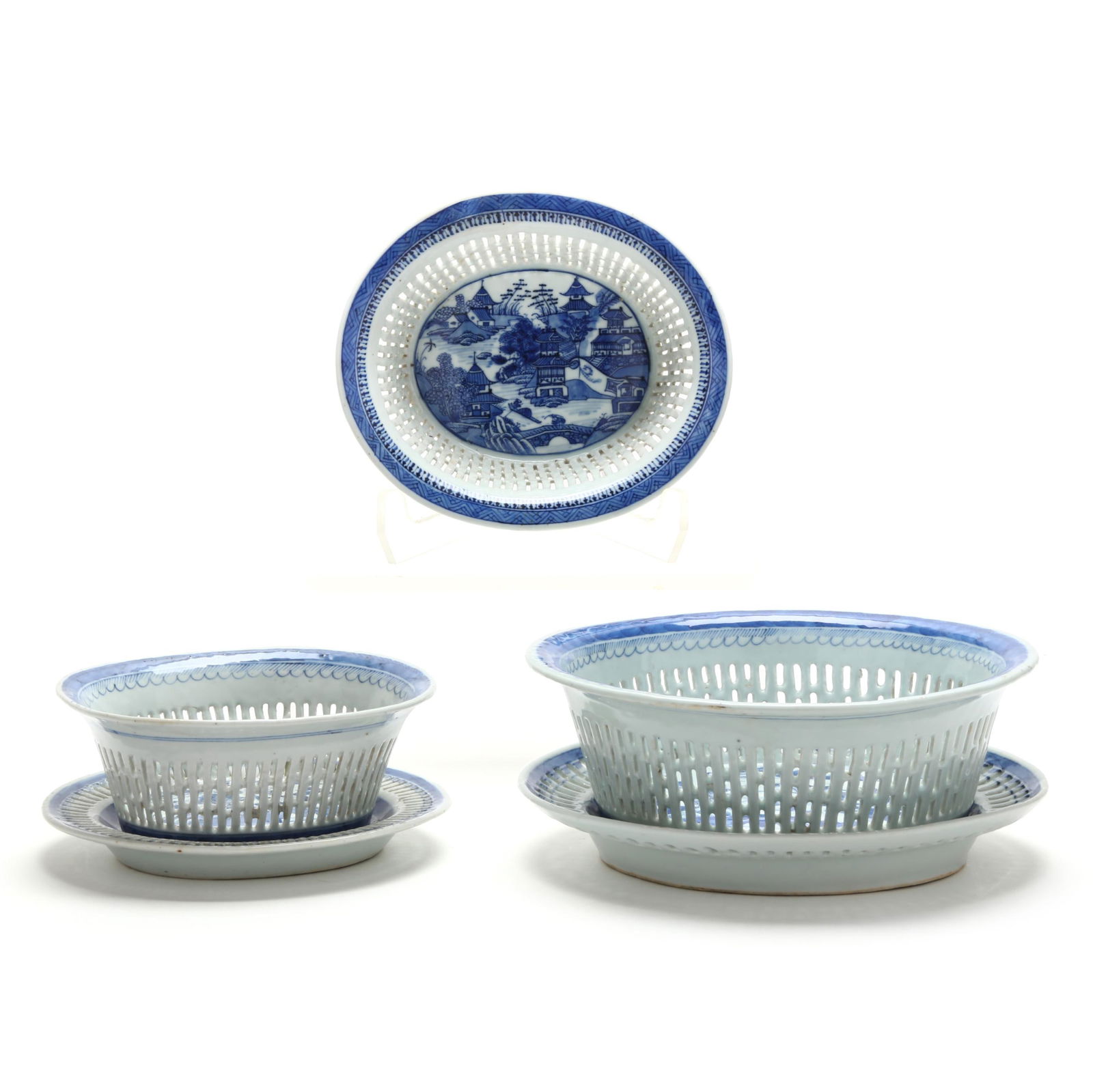 THREE CHINESE EXPORT PORCELAIN