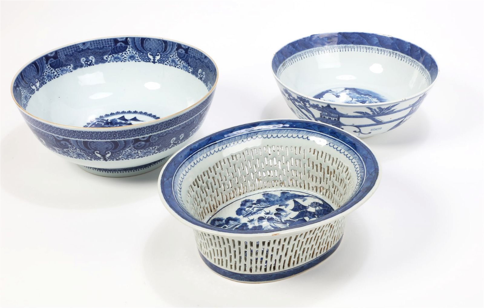 THREE CHINESE EXPORT PORCELAIN