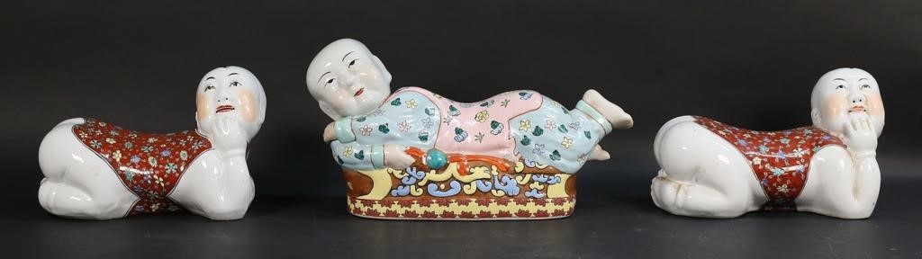 THREE CHINESE FIGURAL PORCELAIN