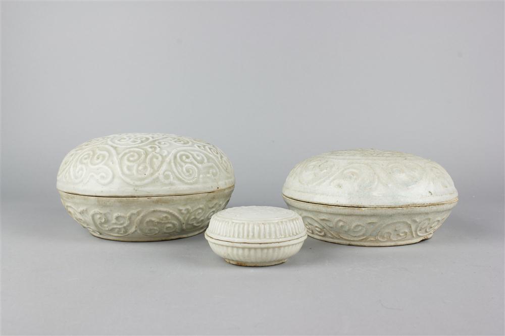 THREE CHINESE MOLDED FUKIEN COVERED