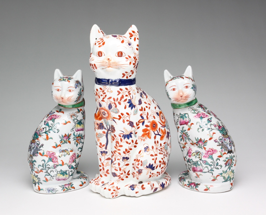 THREE CHINESE PORCELAIN CATS.