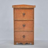 THREE-DRAWER CHESTA narrow pin